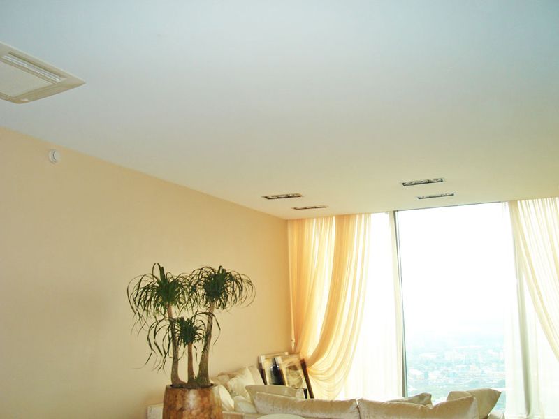 Фото - Текстурный сатиновый натяжной потолок