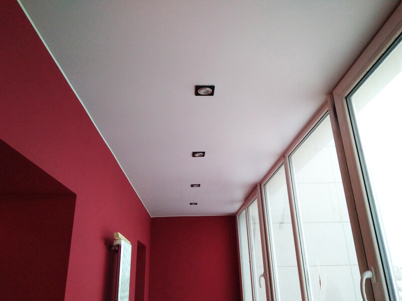 Фото - Обычный сатиновый натяжной потолок белого цвета