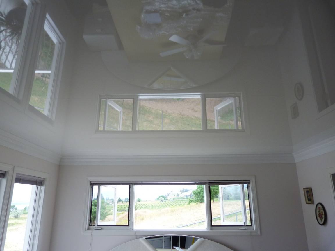 Глянцевые натяжные потолки имеют характерную светоотражающую фактуру и естественный блеск