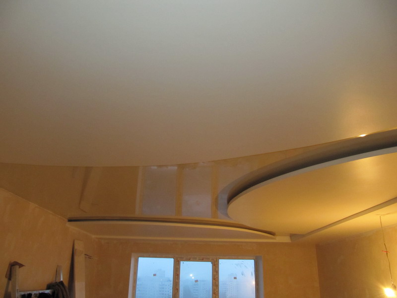 Комбинированные натяжные потолки в квартире 80 м²