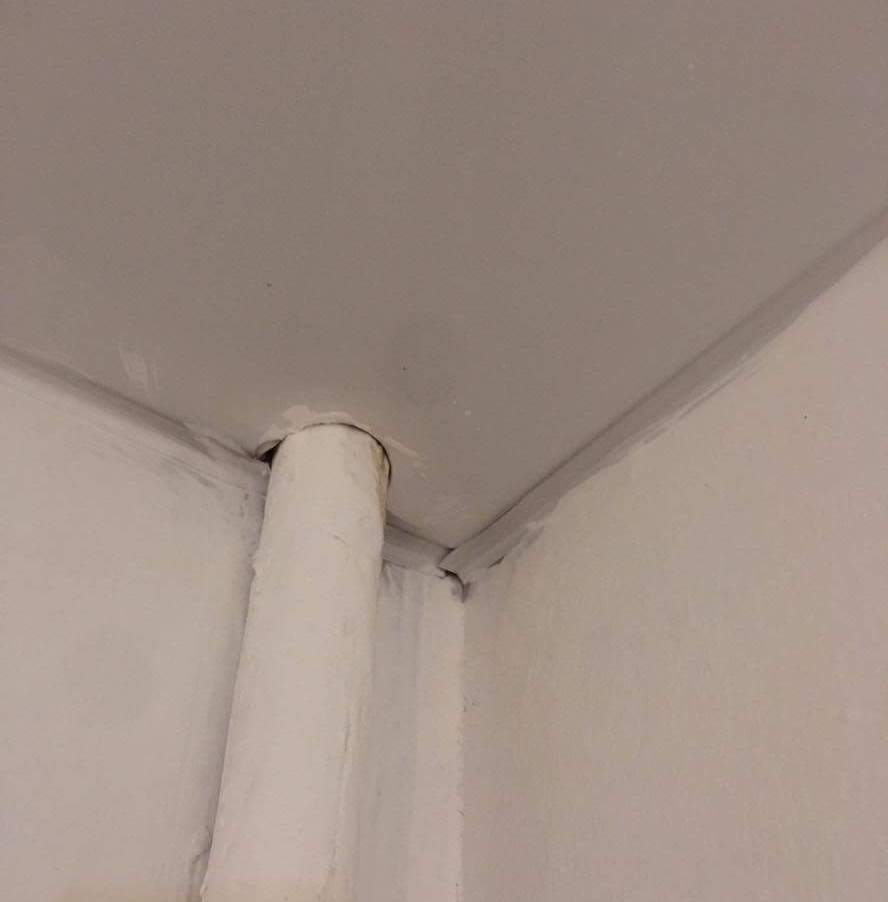Фото - Пример: 1 - Брак обвода труб отопления в натяжном потолке