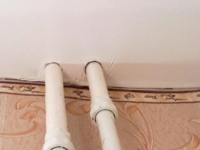 Фото - Пример: 2 - Брак обвода труб отопления в натяжном потолке