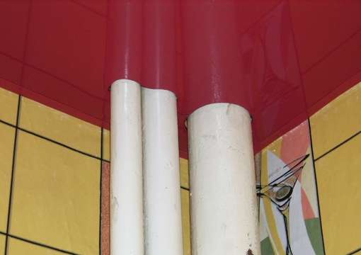 Фото 17 – Правильный монтаж натяжного потолка в местах с трубами