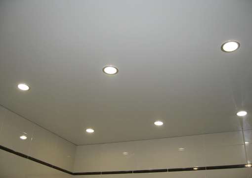 Фото 3 – Правильная установка светильника в натяжной потолок